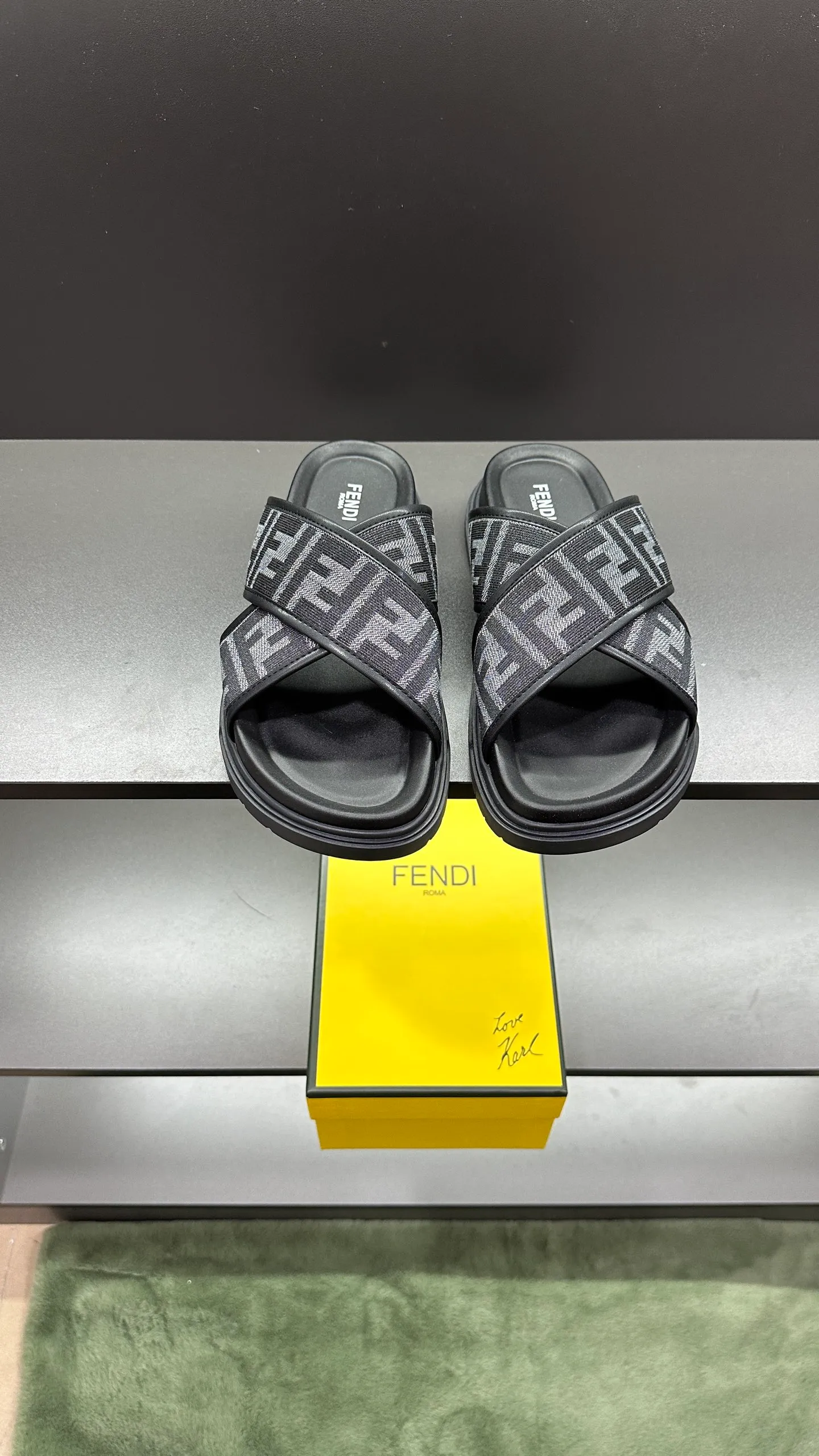 P300 [Fendi Slippers] High-end men's shoes brand, official website 1:1 latest masterpiece: original mold customization, fabrics made of imported original materials, upgraded outsole, lighter and non-slip. The market's top quality, simple yet tasteful, a must-have for fashionistas, fashionable at your feet, full of confidence, the same style at the counter 👍The season of summer slippers is here. Code: 38-45, 46 order